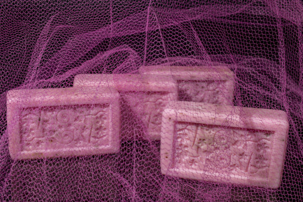 粉色薄纱后面，是天然玫瑰香皂图片下载