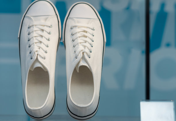 白色的运动鞋图片下载