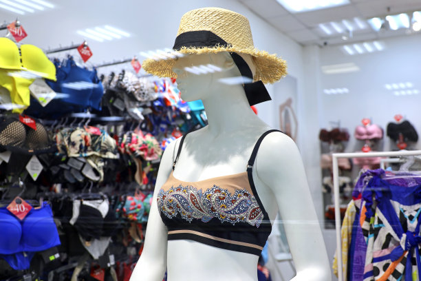 穿着泳装和太阳帽的女性人体模型图片下载