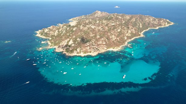 撒丁岛游泳池的莫拉拉无人机照片图片下载