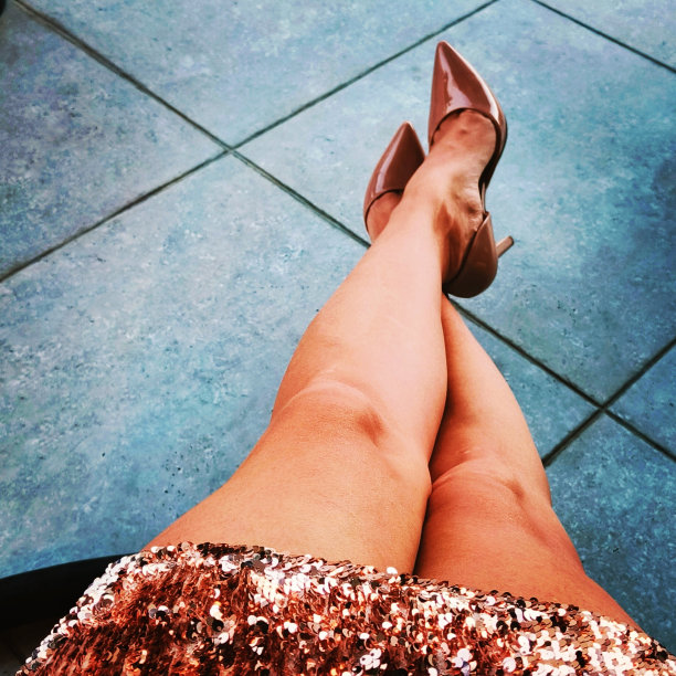 高裸色高跟鞋，美腿图片下载