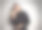 一个女人拿着麦克风唱卡拉ok。图片下载