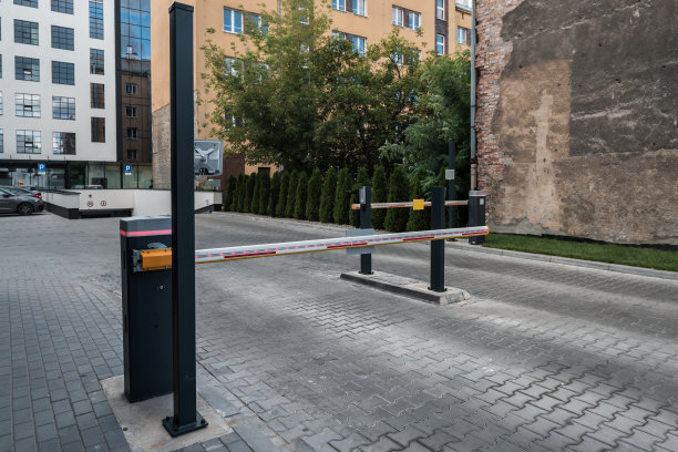 停车场入口处的路障。图片下载