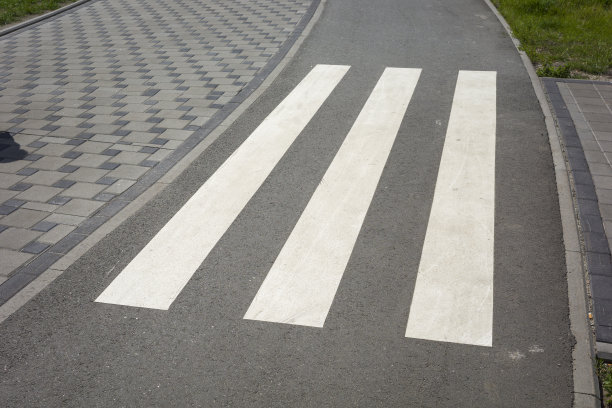 铺有行人过路标志的自行车道图片下载