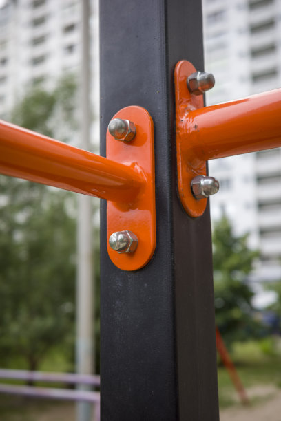 把单杠固定在操场上图片下载