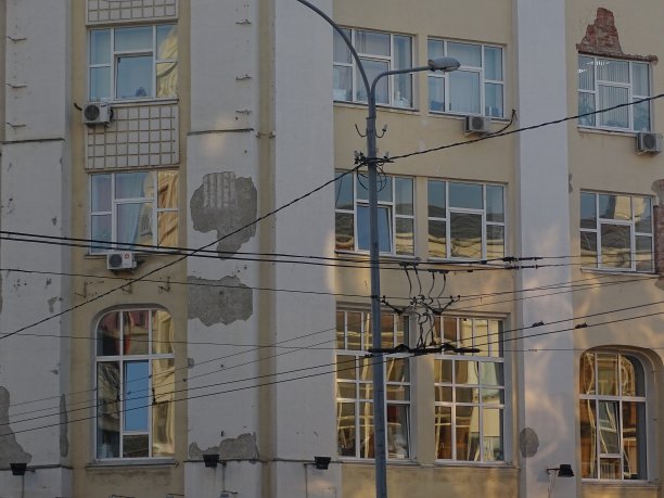 旧建筑立面的一部分裂缝和灰泥碎片清晰可见。图片下载