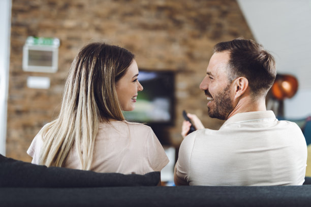 幸福的夫妻在家里看电视聊天图片下载