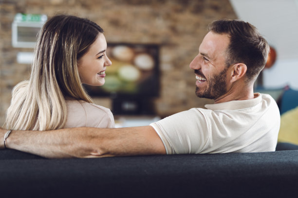 幸福的夫妻在家里看电视聊天图片下载