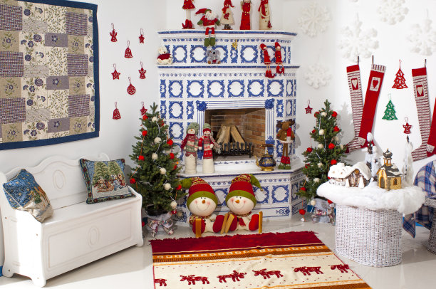 圣诞节室内冷杉树和壁炉图片下载