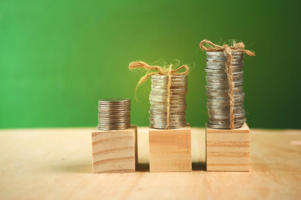 一堆用绳子捆着的硬币图片下载