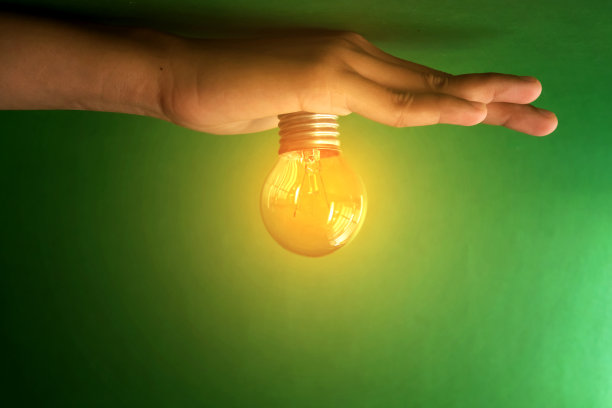 发光灯泡和创新思维的创意理念在女性手中图片下载
