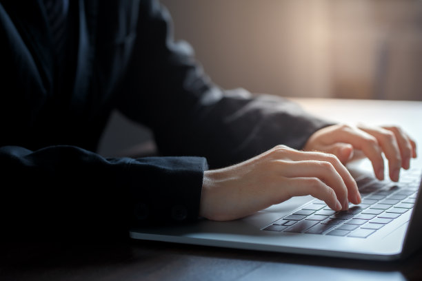 生意人在办公室工作时手按键盘的特写。图片下载