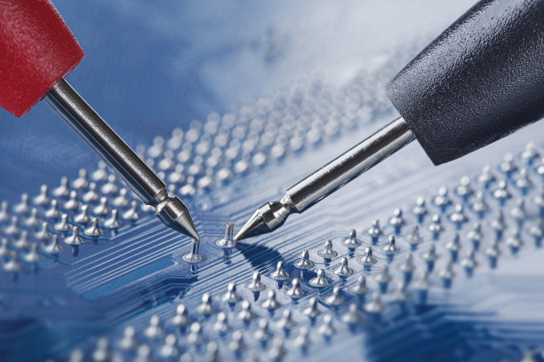 测量来自PCB上组件的电子信号。电子维修和数字技术。图片下载