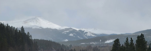 暴风雪期间的滑雪场图片下载