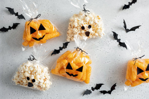 万圣节概念：礼品袋装饰图片下载