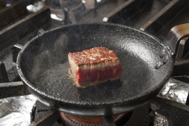 烹饪牛排图片下载