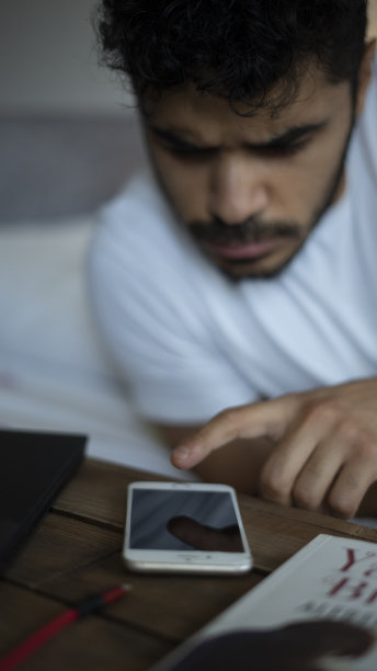 年轻人早上醒来，关掉闹钟图片下载