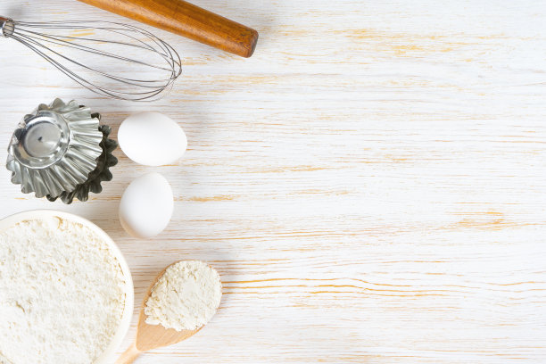 烘焙原料面粉，鸡蛋，牛奶，烤盘在白色木制背景上拷贝空间图片下载
