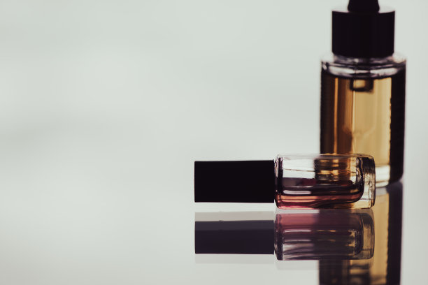 指甲油和身体油放在闪亮的桌子上图片下载