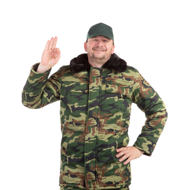 一名身穿迷彩冬季夹克的男子表示“OK”。图片下载
