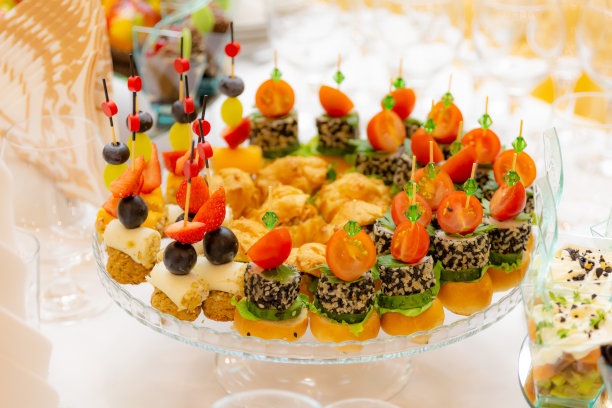 自助餐有肉，鱼和蔬菜，美味小吃图片下载