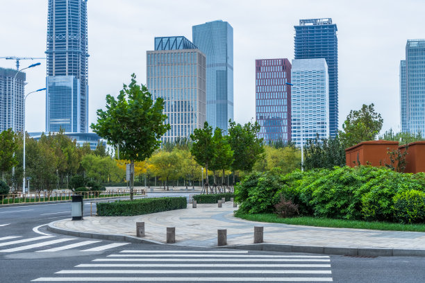 空旷的城市道路和现代化的城市建筑图片下载