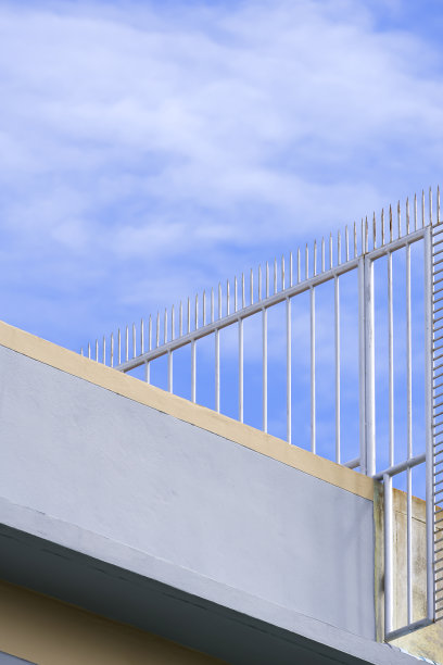 大厦天台金属钉栅的低角度视野，防止入侵图片下载