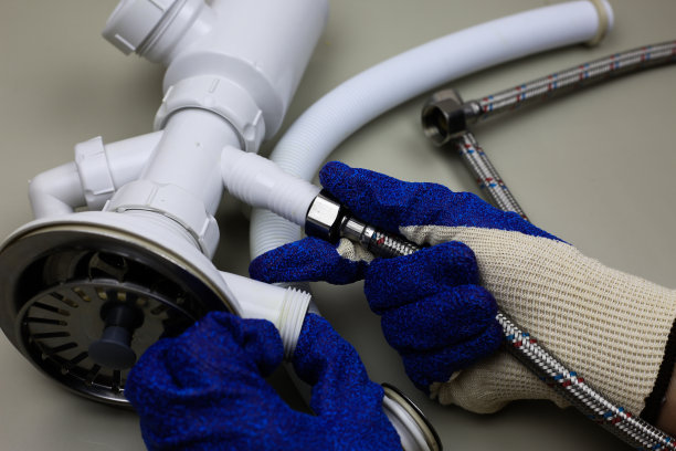 在浴室里修理白色下水管道的手图片下载