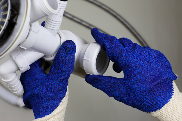 在浴室里修理白色下水管道的手图片下载