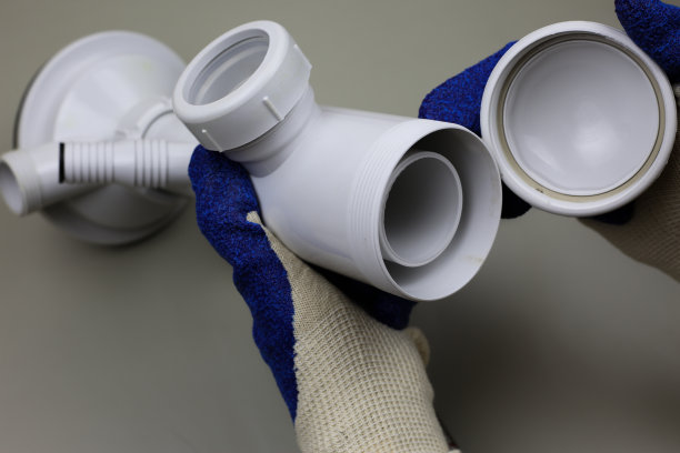 在浴室里修理白色下水管道的手图片下载