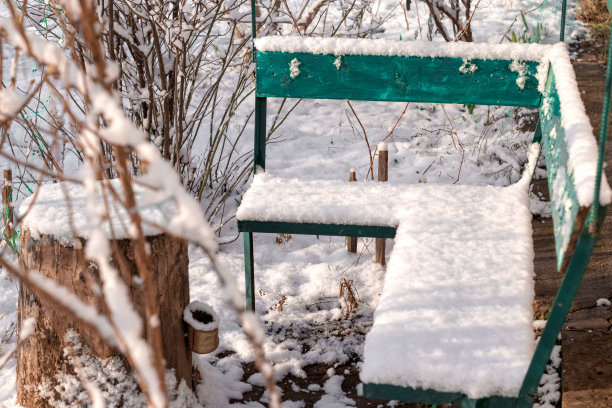 一张简单的图片，一张户外雪景中的长凳图片下载