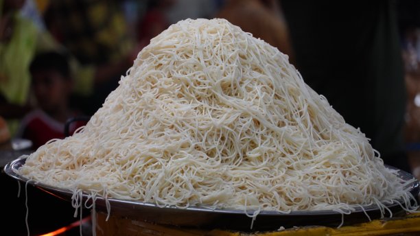 煮好的面条要放在盘子里图片下载