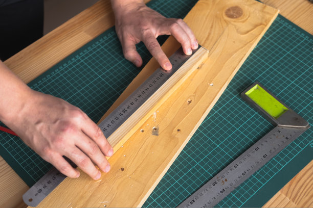 这个人用尺子量尺寸，用铅笔画画图片下载