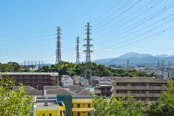 日本的居民区和输电塔。图片下载
