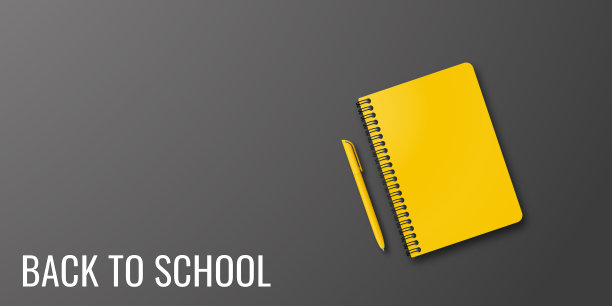 对学生假期。回到学校。横幅概念与笔记本和钢笔在黑色背景。文本。教育的海报。小手写体回校。图片下载