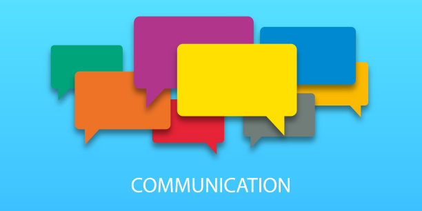 沟通概念说明。文字交流与丰富多彩的对话语音气泡。剪纸风格的蓝色背景图片下载