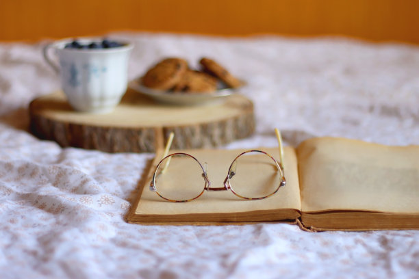 蓝莓，饼干和书图片下载