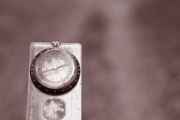 经典指南针在自然背景图片下载