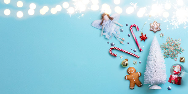艺术圣诞假期背景与圣诞树装饰在浅蓝色的背景;问候横幅平铺背景图片图片下载