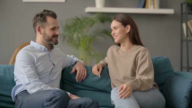 一对夫妇坐在沙发上聊天图片下载