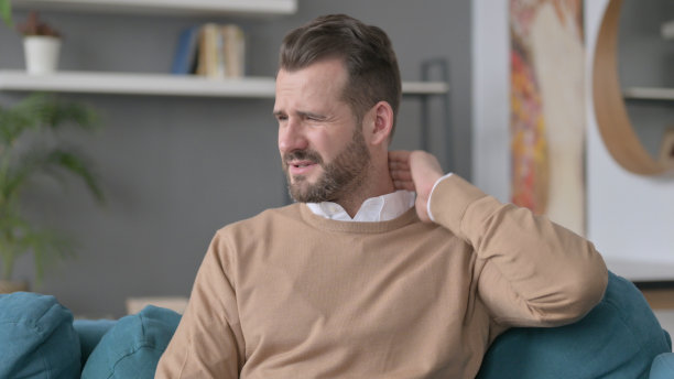 男性颈部疼痛的画像图片下载