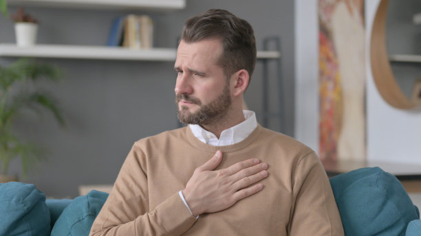 咳嗽病人在家感觉不舒服图片下载