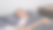放松的女人平静地睡在床上图片下载