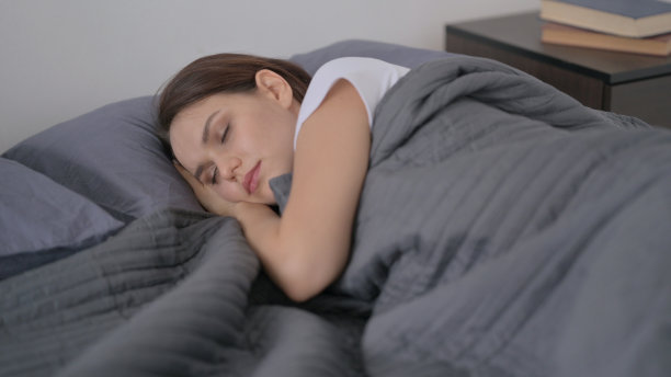 女人上床睡觉图片下载