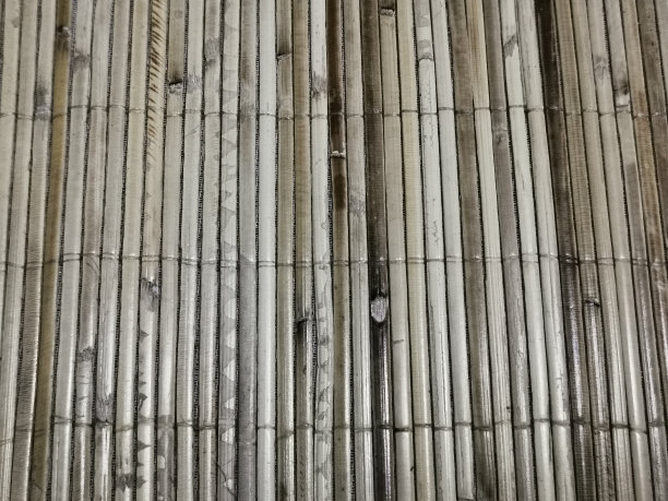 有光滑而有光泽的表面形状类似于平行排列的竹子的伦比亚藤席图片下载