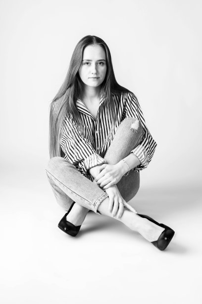 坐在地板上的美女肖像图片下载