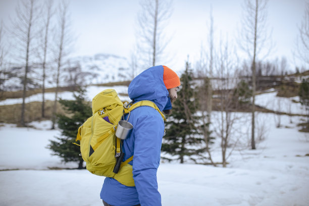 背着沉重背包徒步旅行的男子。ISL图片下载