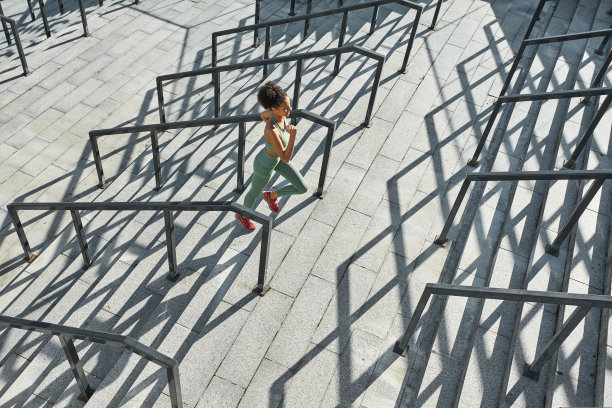 黑人女运动员在楼梯上跑步或慢跑图片下载