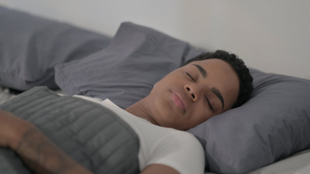 非洲妇女在床上平静地睡觉图片下载