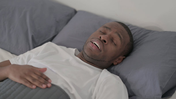 生病的非洲人在床上感觉不适，特写图片下载